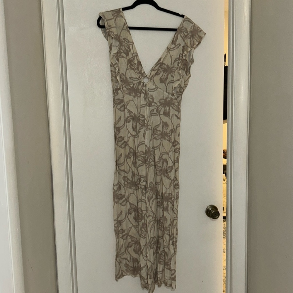 O’Neill tan and white keyhole open back jumpsuit with tie in the back size Med